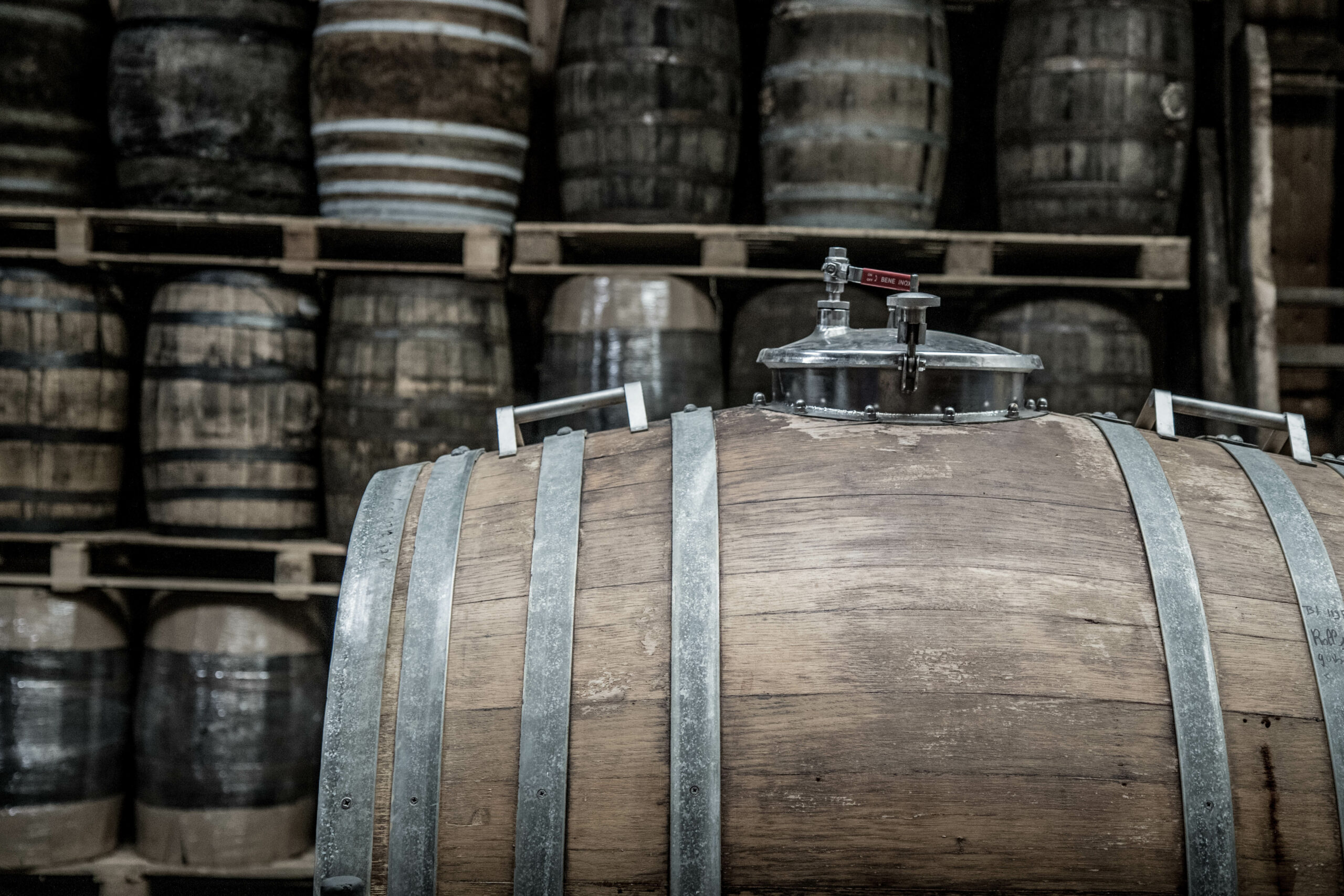Een ervaren en gerenommeerde leverancier van houten vaten voor het rijpen van bieren en distillaten.